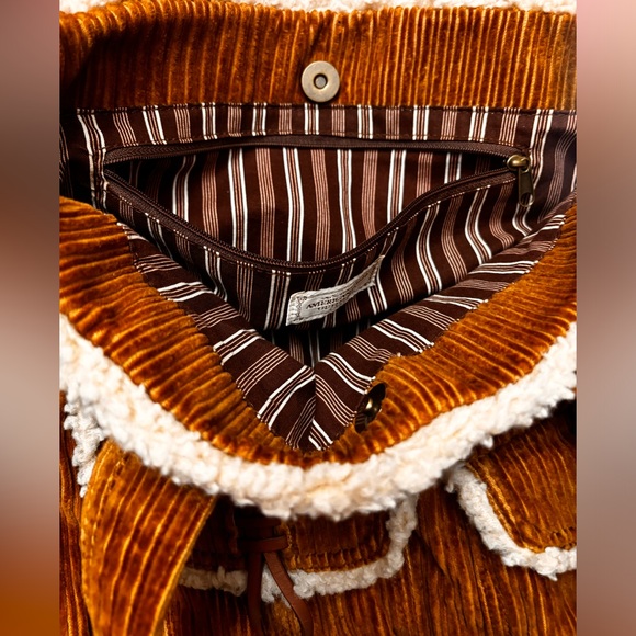 American Eagle Corduroy Shoulder Bag Missing 2 Buttons but has Magnetic Closure - Picture 6 of 8